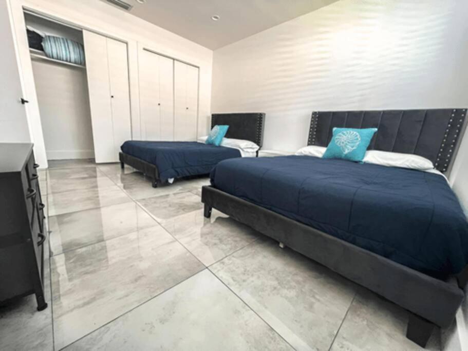 Luxurious & Modern Open Floor Plan Heated Pool Villa Hollywood Exterior photo