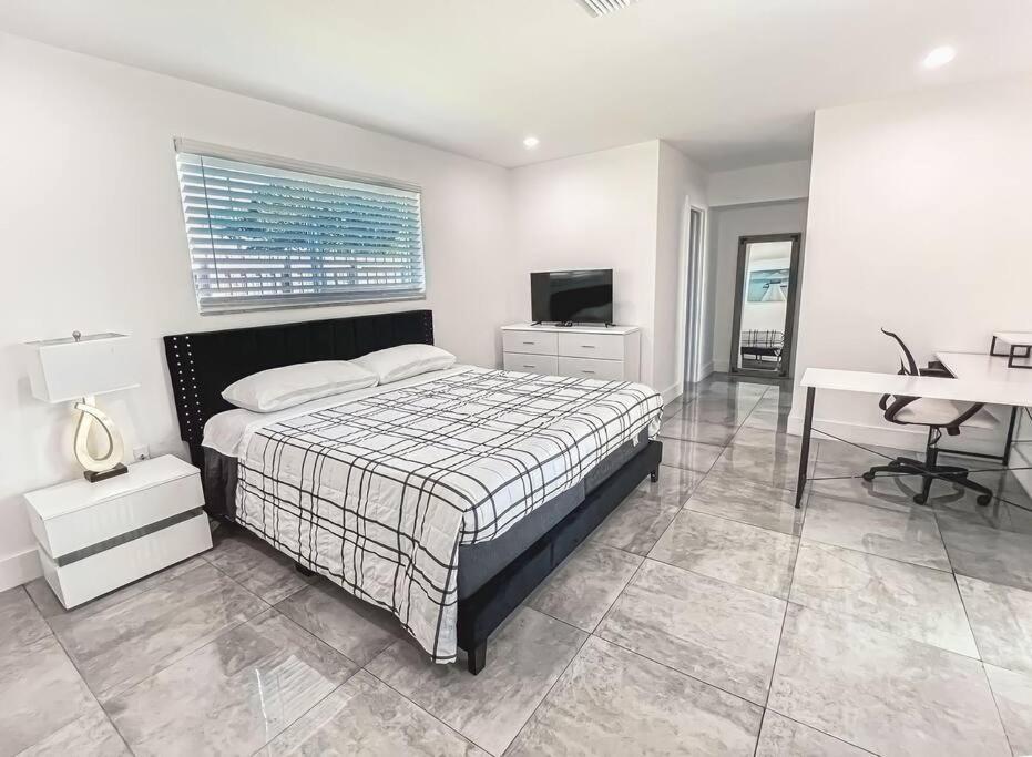 Luxurious & Modern Open Floor Plan Heated Pool Villa Hollywood Exterior photo